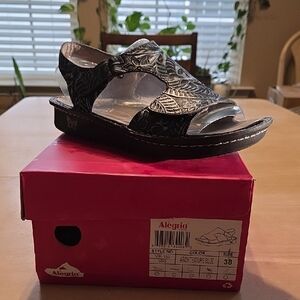 Alegria Women's Black Patterned Sandals